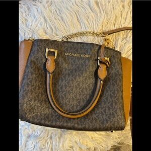 Michael kors purse in color brown with strap included